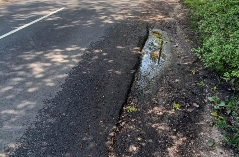 An image example of edge deterioration beside a B road